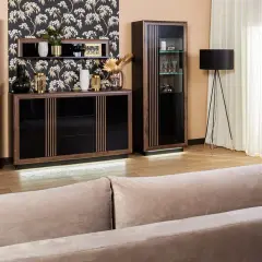 Elegancki salon z meblami z ciemnego drewna, czarnymi frontami i subtelnym oświetleniem LED.