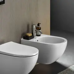 Nowoczesna łazienka z miską ustępową i bidetem. Zastanawiasz się bidet co to? To urządzenie do higieny intymnej.