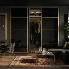 Elegancja w czerni: salon z czarną szafą, sofą i złotymi detalami.