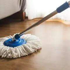 Mop z mikrofibry na drewnianej podłodze. Idealny do pytania: czym myć panele, by lśniły czystością.