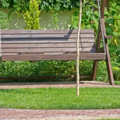 Drewniana huśtawka ogrodowa, idealna do relaksu. Dowiedz się, jak zrobić huśtawkę ogrodową z kantówek i stwórz własne miejsce wypoczynku.