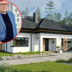 Mężczyzna w garniturze obok nowoczesnego domu. Dowiedz się, jaki jest koszt budowy domu 150m2.