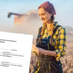 Uśmiechnięta rolniczka w kombinezonie trzyma dokument "Umowa przedwstępna sprzedaży nieruchomości" na tle żniw.