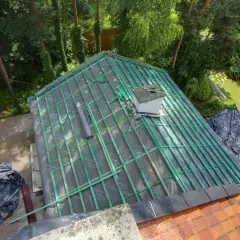 Remont dachu w trakcie. Czy remont dachu wymaga pozwolenia na budowę? Zależy od zakresu prac.