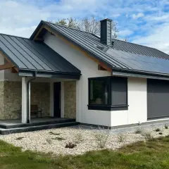 Nowy, nowoczesny dom z kamiennymi detalami i panelami słonecznymi. Czas na odbiór domu i cieszenie się nowym miejscem!