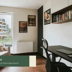 Jak urządzić domowe biuro: wygodny fotel, biurko z laptopem i inspirujące plakaty kosmiczne.