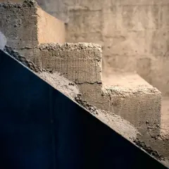 Surowe schody betonowe, gotowe do wykończenia. Pomysł, jak tanio wykończyć schody betonowe, może obejmować malowanie lub położenie płytek.