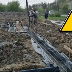Budowa trwa! Wylewanie betonu na ławy fundamentowe. Pracownicy dbają o solidne podstawy.