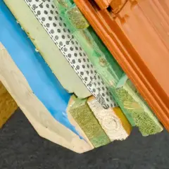 Przekrój dachu z widoczną paroizolacją, izolacją termiczną, membraną i dachówką.