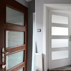 Przed i po: brązowe drzwi z mdf z szybkami zamienione na białe, odświeżone drzwi.