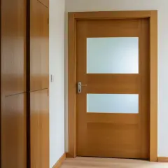 Drewniane drzwi z przeszkleniami, idealne do odnowienia. Zobacz, jak odnowić drzwi drewniane lakierowane, by nadać im nowy blask.