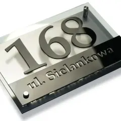 Eleganckie nadanie numeru domu: tabliczka z numerem 168 i nazwą ulicy ul. Sielankowa, wykonana z metalu i szkła.