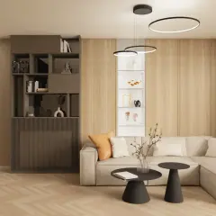 Nowoczesny salon z kanapą, schodami i regałem.
