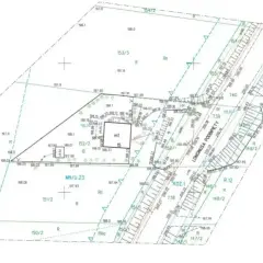 Mapa zasadnicza z zaznaczonymi działkami, budynkami (m1, B) i drogami (LONGINUSA PODBIPIETY, KDZ.1).