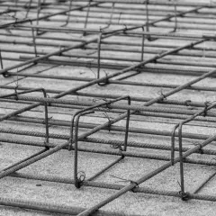 Siatka zbrojeniowa płyty fundamentowej, gotowa do zalania betonem. Stalowe pręty tworzą solidną konstrukcję.