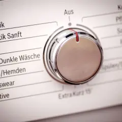 Pokrętło wyboru programów prania na pralce. Widoczne oznaczenia: Automatik, Daunen, Jeans/Dunkle Wäsche, Blusen/Hemden, Sportswear, Sensitive.