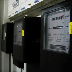 Rząd czarnych liczników energii elektrycznej, każdy z wyświetlaczem pokazującym zużycie w kilowatogodzinach.