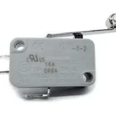 Szary wyłącznik krańcówka KW-7-2 z metalowym ramieniem i rolką. Posiada oznaczenia CE, c-UL-us, Ekonkret.pl, parametry elektryczne i nazwę producenta.