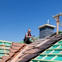 Budowa dachu dwuspadowego 200m2. Ciesla układa dachówki.