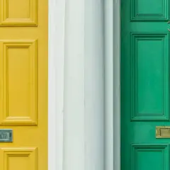 Jak skutecznie pomalować drzwi zewnętrzne z okleiny - sprawdzone metody