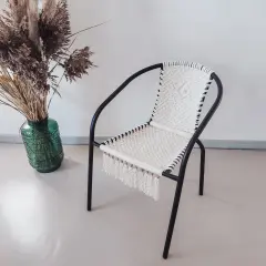 Oto krzesło z makramy, inspiracja, jak zrobić krzesło w stylu boho.