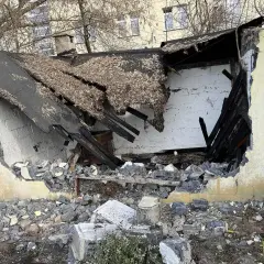Zniszczony budynek, dach się zawalił, gruzy na ziemi. Trwa rozbiórka.