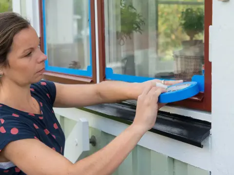 Jak pomalować okno drewniane? Praktyczny poradnik krok po kroku