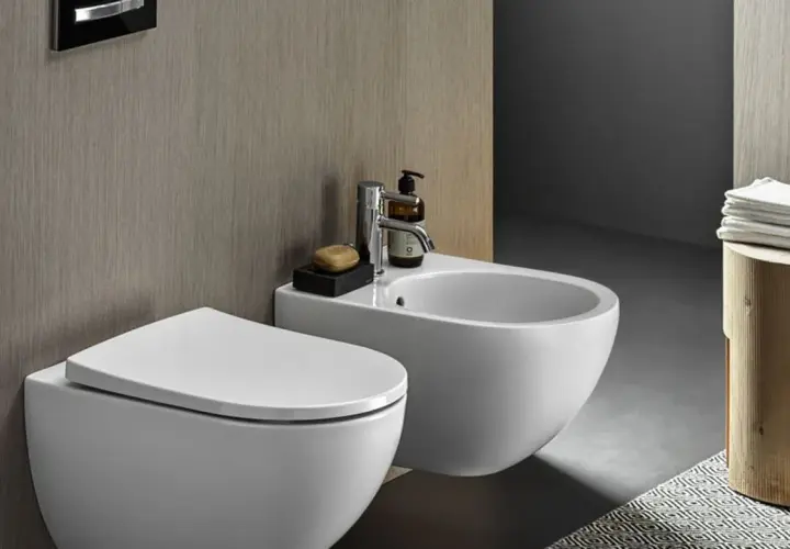Nowoczesna łazienka z miską ustępową i bidetem. Zastanawiasz się bidet co to? To urządzenie do higieny intymnej.