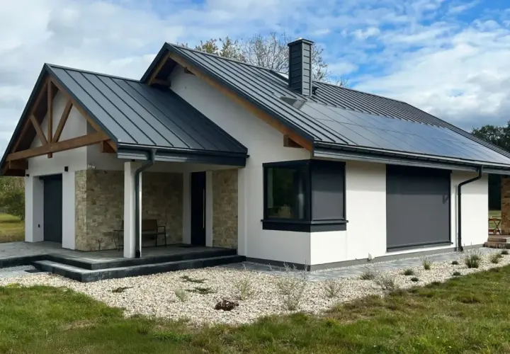 Nowy, nowoczesny dom z kamiennymi detalami i panelami słonecznymi. Czas na odbiór domu i cieszenie się nowym miejscem!