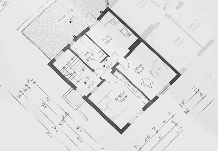 Plan parterowy bungalowu z kuchnią, łazienką, salonem i sypialnią. Widoczna duża terasa.