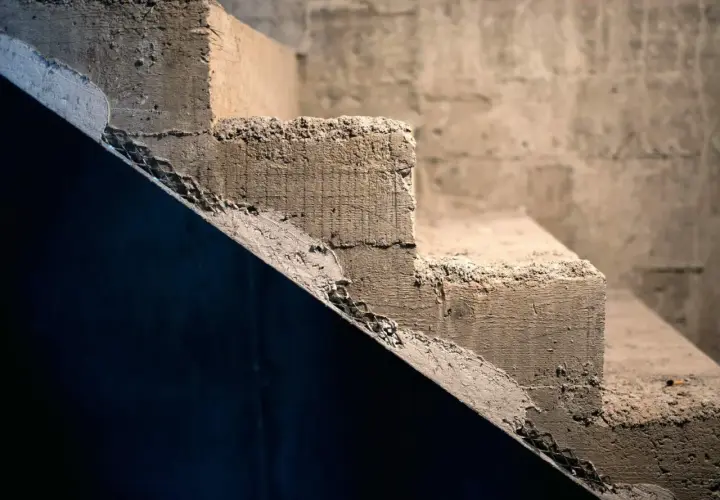 Surowe schody betonowe, gotowe do wykończenia. Pomysł, jak tanio wykończyć schody betonowe, może obejmować malowanie lub położenie płytek.