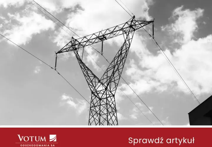 Wysoki słup energetyczny na działce, z liniami przesyłowymi na tle chmur.