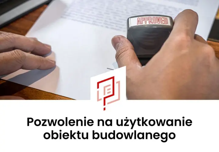 Pieczęć z napisem "APPROVED" na dokumencie. Oznacza to uzyskanie pozwolenia na użytkowanie obiektu budowlanego.
