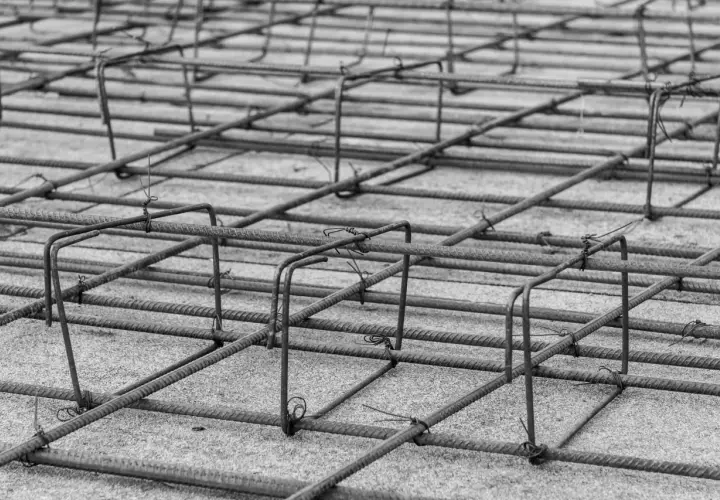 Siatka zbrojeniowa płyty fundamentowej, gotowa do zalania betonem. Stalowe pręty tworzą solidną konstrukcję.