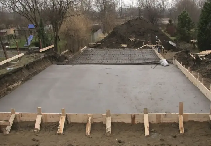 Świeżo wylany beton na fundament, zbrojenie czeka na kolejny etap budowy. Jaki beton na fundament wybrać? Ten wygląda solidnie.