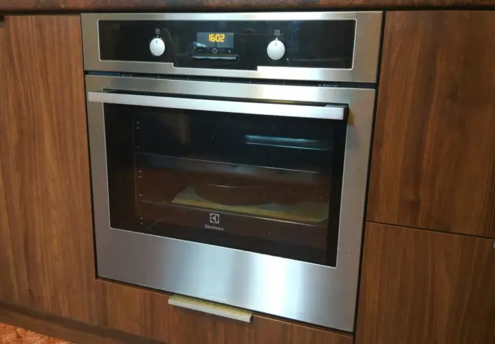 Nowoczesny piekarnik do zabudowy Electrolux, idealny do kuchni. Sprawdź nasz ranking piekarników do zabudowy!