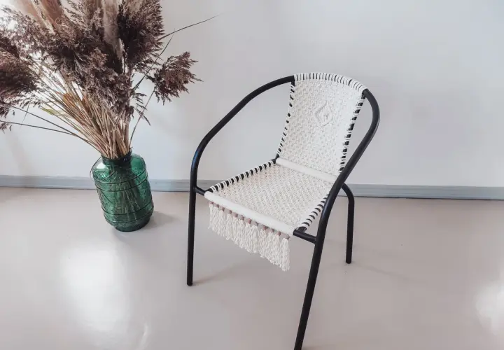 Oto krzesło z makramy, inspiracja, jak zrobić krzesło w stylu boho.