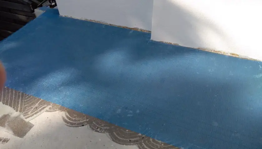 Niebieska membrana pod kamienny dywan, przygotowana do montażu. Wady i zalety tego rozwiązania.