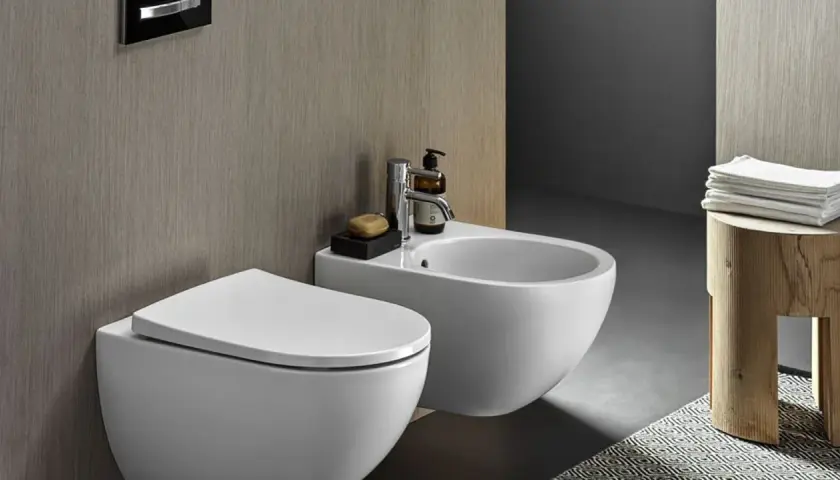 Nowoczesna łazienka z miską ustępową i bidetem. Zastanawiasz się bidet co to? To urządzenie do higieny intymnej.