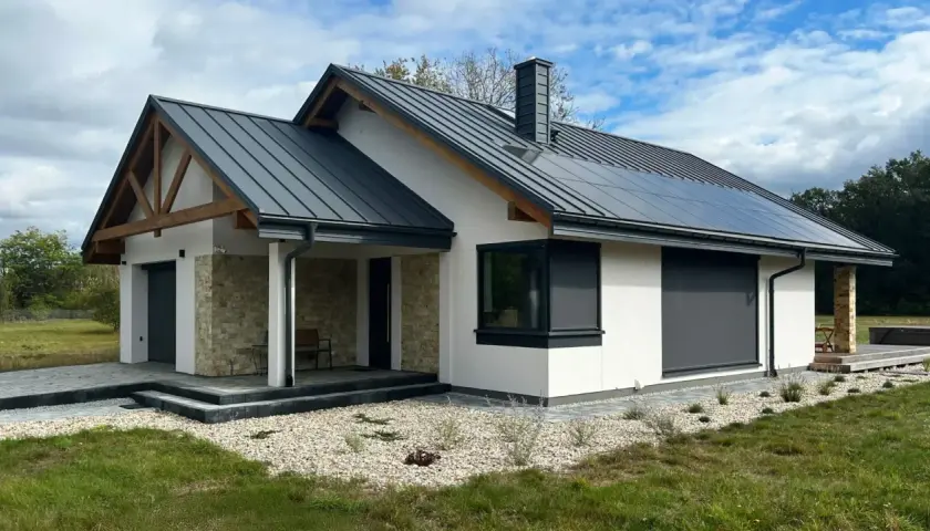 Nowy, nowoczesny dom z kamiennymi detalami i panelami słonecznymi. Czas na odbiór domu i cieszenie się nowym miejscem!