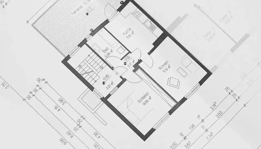 Plan parterowy bungalowu z kuchnią, łazienką, salonem i sypialnią. Widoczna duża terasa.