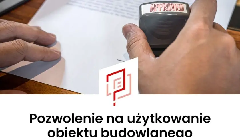 Pieczęć z napisem "APPROVED" na dokumencie. Oznacza to uzyskanie pozwolenia na użytkowanie obiektu budowlanego.