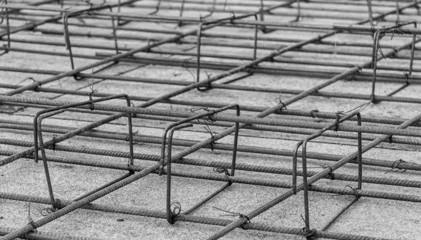 Siatka zbrojeniowa płyty fundamentowej, gotowa do zalania betonem. Stalowe pręty tworzą solidną konstrukcję.