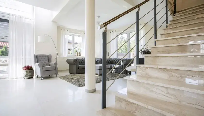 Schody drewniane czy z płytek: co wybrać, aby uniknąć kosztów?