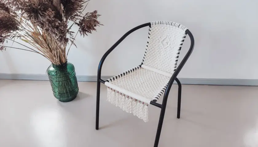 Oto krzesło z makramy, inspiracja, jak zrobić krzesło w stylu boho.