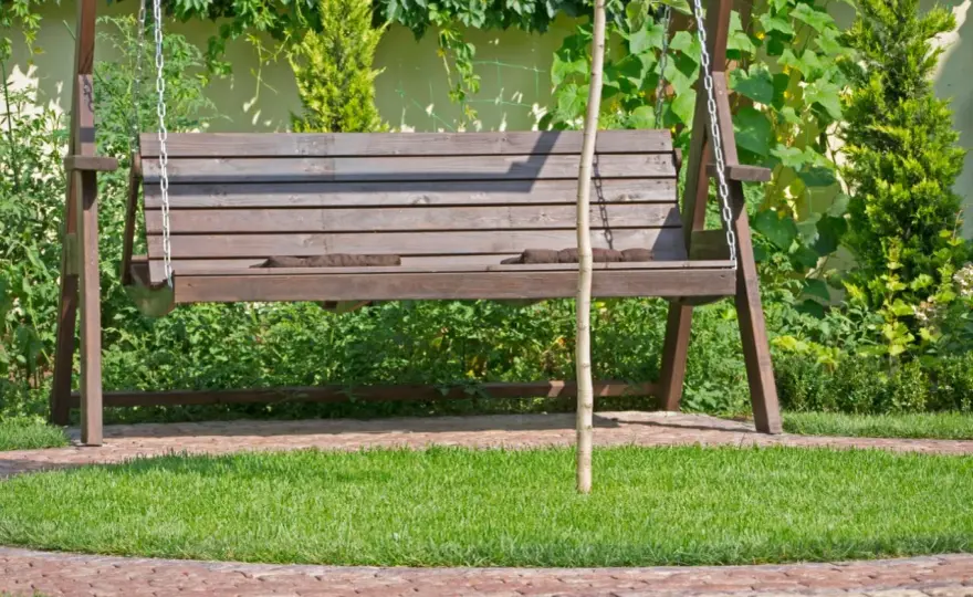 Jak zrobić huśtawkę ogrodową z kantówek? Praktyczny poradnik DIY
