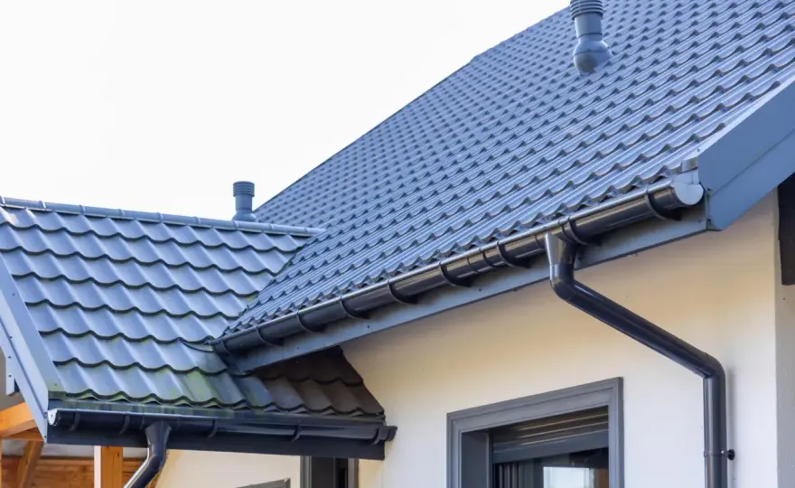 Ile kosztuje dachówka ceramiczna? Ceny, dodatki i montaż
