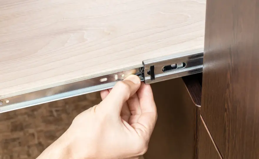 Jak zrobić prowadnice do szuflady? Prosty poradnik DIY
