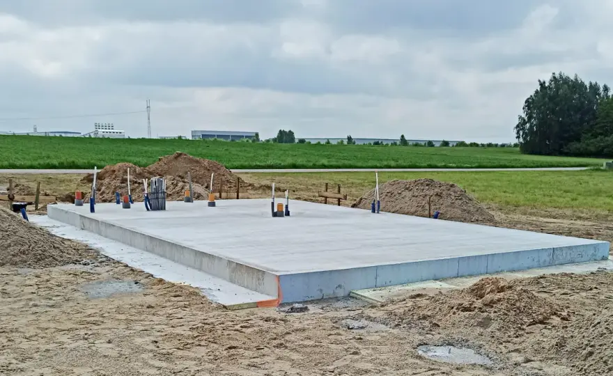 Fundament domu - Ławy czy płyta? Poznaj koszty i uniknij błędów