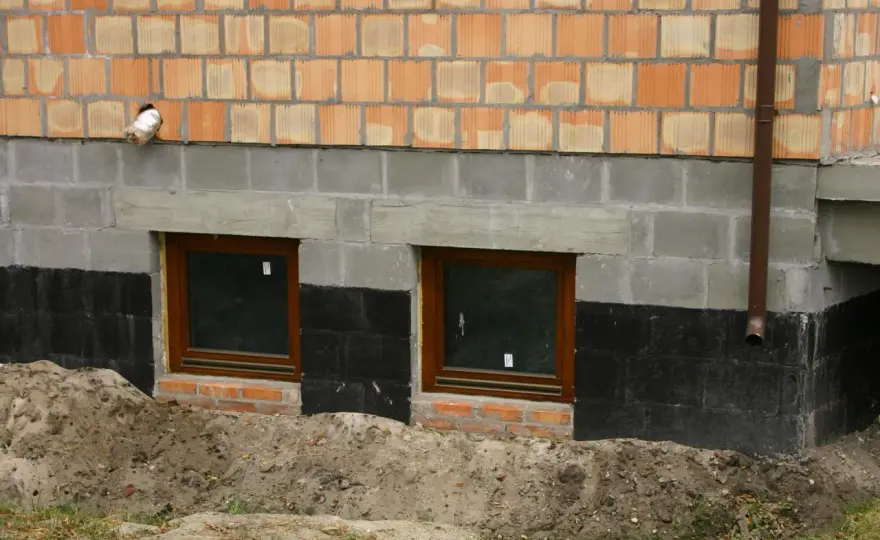 Izolacja fundamentów w starym domu - Jak trwale osuszyć mury?